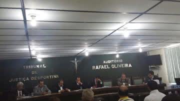 Imagem Paz e amor: Enquanto STJD pune exemplarmente, TJD-BA prescreve processos