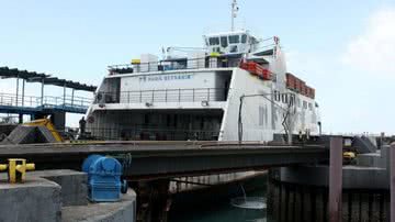 Imagem Caos no ferry: usuários quebram catracas e invadem embarcação