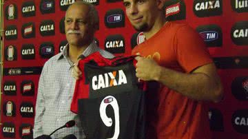 Imagem Sem titulares e com André Lima, Caio Jr observa coletivo