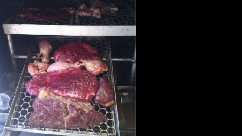 Imagem Cantor da Bronkka curte com amigo em Vila de Abrantes