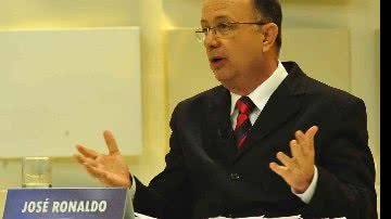 Imagem José Ronaldo faz de tudo para voltar a ser prefeito