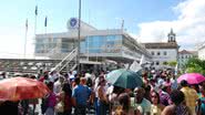 Imagem Servidores da Transalvador protestam em frente à prefeitura