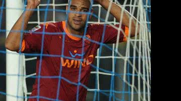 Imagem Adriano some de sessões de fisioterapia no Flamengo