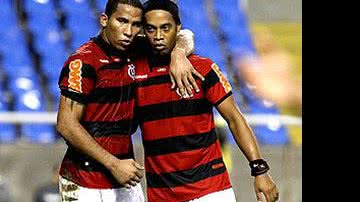 Imagem Jael recebe elogios de Ronaldinho