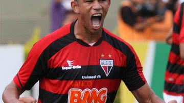 Imagem Robston fica mais distante do Vitória