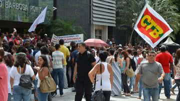 Imagem Professores decidem manter greve que já dura 21 dias