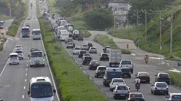 Imagem Caminhão tomba e derrama combustível na BR-324