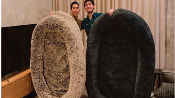 Yuki Kinoshita e Noah Silverman com suas enormes camas de chachorro - Foto: Reprodução