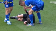 Imagem Jogador atinge árbitro com cotovelada e atacante apita pra paralisar o jogo; assista