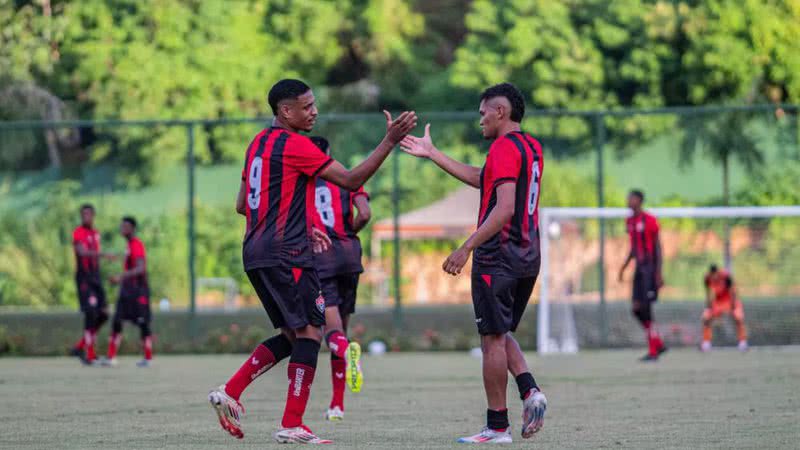 Jogadores da base do Vitória se cumprimentando - Karla Porto / EC Vitória