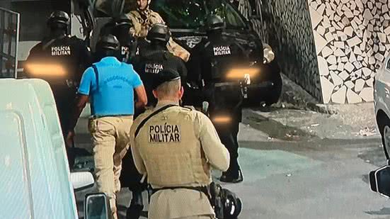 Imagem Homem libera reféns e se entrega no Nordeste de Amaralina