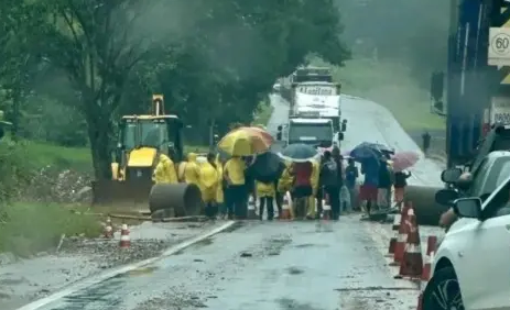 Houve uma liberação temporária do trânisto, mas o protesto foi retomado pela manhã - Thiago Peralta / Mais Região