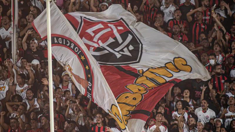 Bandeira da TUI agitada durante jogo Vitória x Santos - Victor Ferreira / EC Vitória
