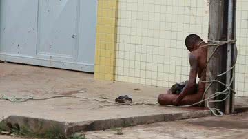 Imagem Seis anos após linchamento de jovem amarrado em poste, um acusado é condenado e cinco são absolvidos
