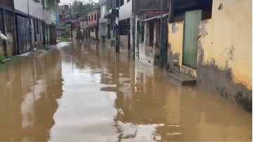 Imagem Chuvas deixam moradores 'ilhados' no bairro de São Cristóvão; assista