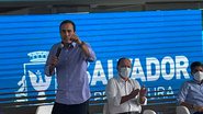 Imagem Bruno Reis faz afago a Leão em evento dos 473 anos da Salvador
