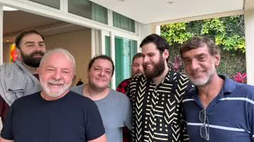 O presidente Lula com os filhos. Fábio Luís está ao lado, de cinza - Reprodução: Instagram