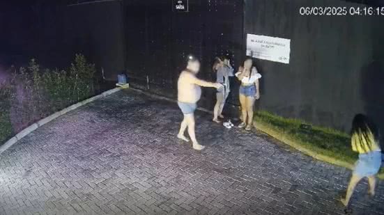 Imagem VÍDEO: Ex-vereador tira arma da cueca e atira contra mulher dentro de motel