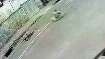 Imagem VÍDEO: Entregador sofre corte profundo no rosto após ser atingido por fio solto de poste
