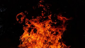 Imagem Mulher pula janela de apartamento com três filhos para fugir de incêndio