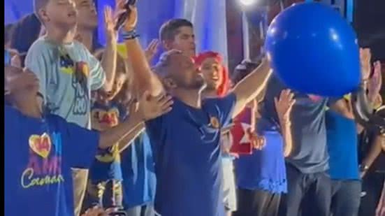 Imagem Comício de Flávio Matos tem oração de joelhos e ataques a Luiz Caetano: "O que vale pelo poder?"