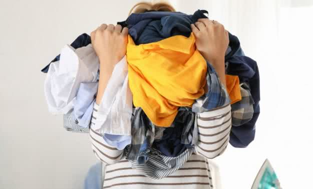 Nem sempre a culpa pelo mau cheiro das roupas é por causa da máquina de lavar - Reprodução
