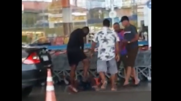 Imagem Jovem é espancado em estacionamento de supermercado; veja vídeo