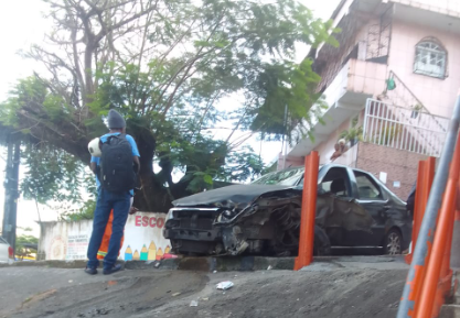 Veículo faltou freio na manhã desta segunda-feira (23), na ladeira do Arraial do Retiro, - Divulgação