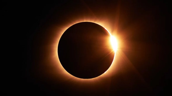 Fenômeno acontece quando a Lua se alinha entre a Terra e o Sol - Reprodução