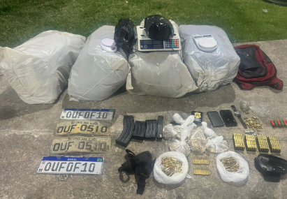 PM aprende 61kg de entorpecentes, além de munições de diversos calibres e outros materiais - Divulgação Polícia Militar
