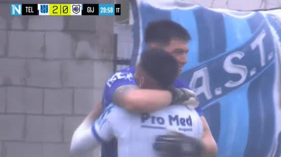 Imagem Inacreditável! Goleiro acerta chutão da própria área e marca golaço; assista