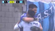 Imagem Inacreditável! Goleiro acerta chutão da própria área e marca golaço; assista